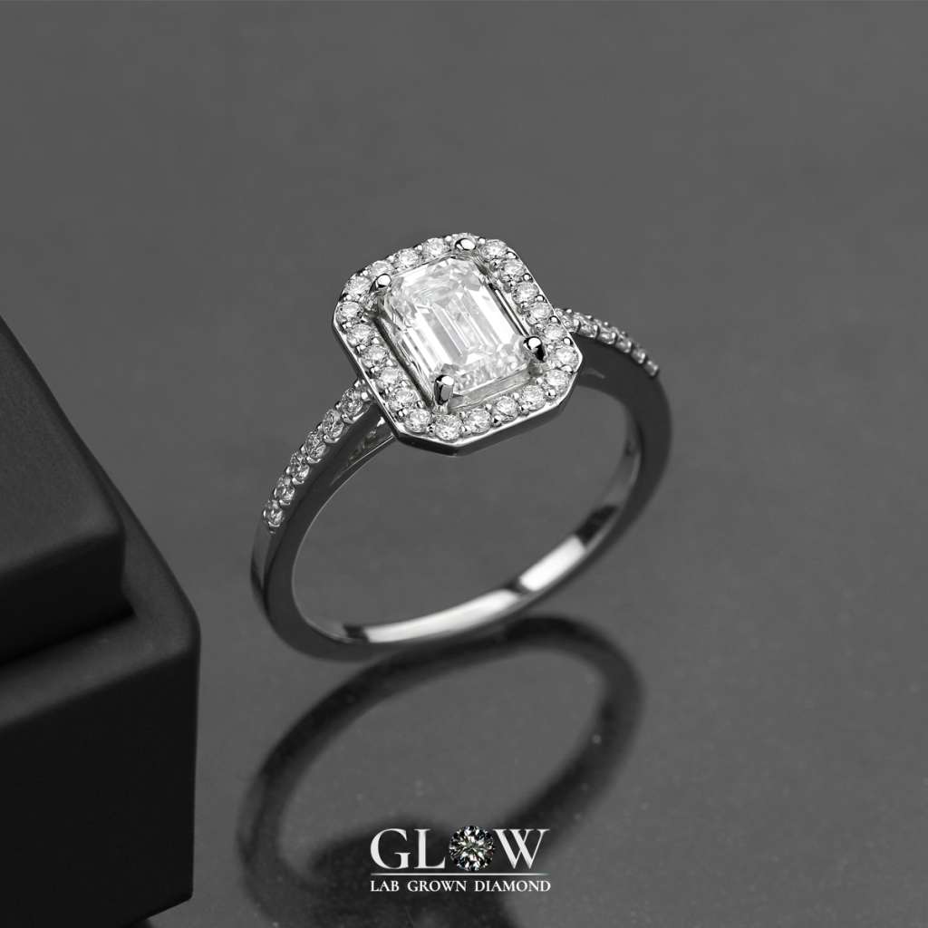 แหวนเพชร Ring Emerald Cut / Round 1.36 Carat