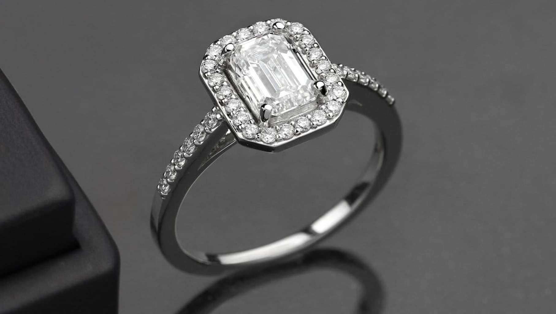 แหวนเพชร Ring Emerald Cut / Round 1.36 Carat